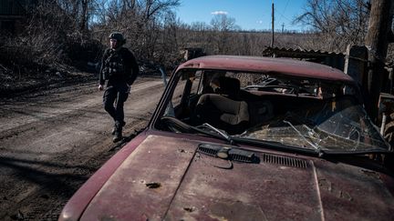 Un volontaire effectue une maraude à Nykyforivka (Ukraine), le 13 mars 2023, à la recherche de civils qui veulent être évacués. (IGNACIO MARIN / ANADOLU AGENCY / AFP)