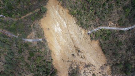 La route de Sospel (Alpes-Maritimes) menant aux hameaux de Béroulf et Sainte-Sabine est coupée par un éboulement qui a eu lieu le 14 avril 2018.&nbsp; (DR / FRANCEINFO)