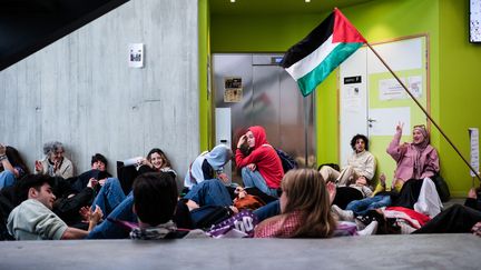 Plusieurs dizaines d'étudiants manifestent à Sciences Po Grenoble en soutien à la Palestine, le 3 mai 2024. (BENOIT PAVAN / AFP)