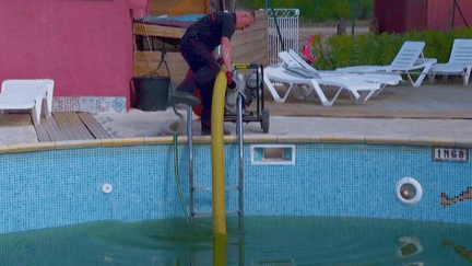 Incendies : en manque d'eau, les pompiers des Pyrénées-Orientales vident les piscines (FRANCE 2)