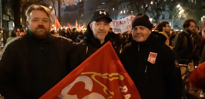 Gilles Salaün, Charly Lerebourg et Thierry Izzy, conducteurs de métro à la RATP, manifestent contre la réforme des retraites, le 5 décembre 2019, à Paris. (YANN THOMPSON / FRANCEINFO)