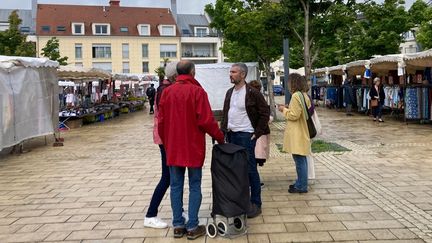 Le candidat du NFP, Arnaud Bonnet, sur le marché d'Ozoir-la-Ferrière (Seine-et-Marne), le 22 juin 2024. (MARGAUX DUGUET / FRANCEINFO)