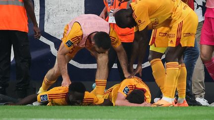 Le joueur de Rodez Lucas Buades (à droite) a été agressé lors du match contre Bordeaux en Ligue 2 au Matmut Atlantique, le 2 juin 2023. (THIBAUD MORITZ / AFP)