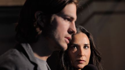 L'actrice am&eacute;ricaine Demi Moore (au second plan) et Ashton Kutcher (au premier), lors d'une avant-premi&egrave;re, le 14 avril 2011 &agrave; New York. (JEMAL COUNTESS / GETTY IMAGES / AFP)