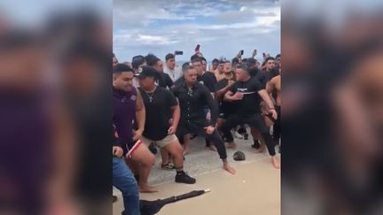 Des habitants de Surfers Paradise (Australie) font un haka pour rendre hommage aux victimes des attentats de Christchurch, le 17 mars 2019. (STORYFUL)