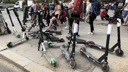 A Paris, des trottinettes s'agglutinent sur les trottoirs, comme ici près du Trocadéro, gênant le passage des piétons, le 8 juin 2019. (AURÉLIEN ACCART / RADIO FRANCE)