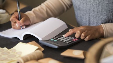 Une entrepreneure fait ses comptes. L'e-commerce se développe en Afrique, et faire plus de place aux femmes contribuerait davantage à son expansion. (CAIA IMAGE/SCIENCE PHOTO LIBRARY / NEW)