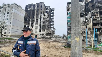 Devant son immeuble détruit par les bombes russes à Borodyanka en Ukraine, Oleskander retient ses larmes. 30 ans de sa vie partis en fumée. (photo du 29 avril 2022). (FARIDA NOUAR / RADIO FRANCE)