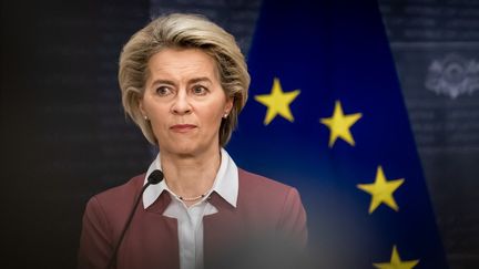 Ursula von der Leyen, le 28 novembre 2021, à Riga, en Lettonie. (GINTS IVUSKANS / AFP)