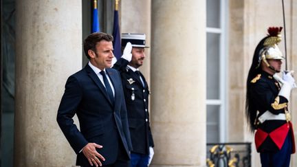 Emmanuel Macron sur le perron de l'Elysée, le 7 juin 2022. (XOSE BOUZAS / HANS LUCAS)