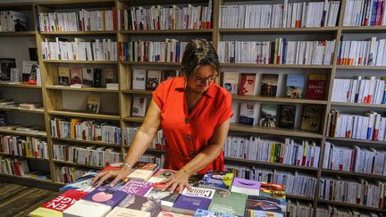 Mise en place des livres de la rentrée littéraire en août 2023 dans une librairie à La Flèche (Sarthe). (JEAN-MICHEL DELAGE / HANS LUCAS / AFP)