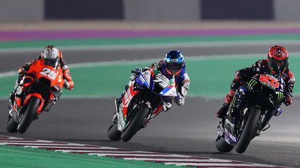 Paul Fernandez,&nbsp;Alex Marquez et&nbsp;Fabio Quartararo lors des essais libres du Grand Prix du Qatar, vendredi 5 mars 2022. (KARIM JAAFAR / AFP)