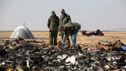 &nbsp; (Les enquêteurs sur les lieux du crash de l'avion russe en Egypte © MAXPPP)