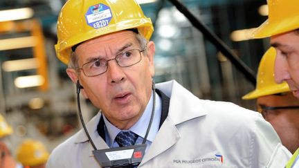 Le pr&eacute;sident du directoire de PSA Peugeot Citro&euml;n visite l'usine de Douvrin (Pas-de-Calais), lundi 8 octobre. (PHILIPPE HUGUEN / AFP)