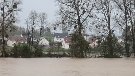 Une photo prise le 10 novembre 2023 montre une vue partielle des inondations à Isques, près de Boulogne-sur-Mer (Pas-de-Calais). (DENIS CHARLET / AFP)