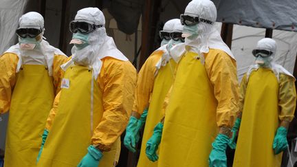 Des volontaires de M&eacute;decins sans fronti&egrave;res, &agrave; Monrovia, au Liberia, le 30 aout 2014.&nbsp; (DOMINIQUE FAGET / AFP)