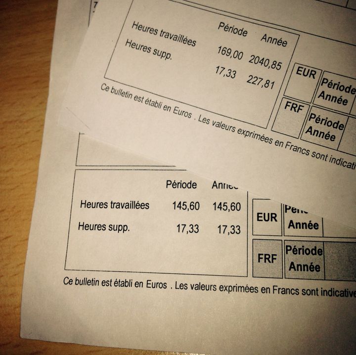 En haut, la fiche de paye de d&eacute;cembre 2014 d'Antoine comptabilisant 227,81 heures suppl&eacute;mentaires. En bas, celle de janvier 2015 n'en comptabilise plus que 17,33. (  FRANCETV INFO )