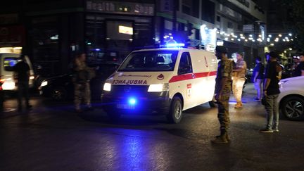 Une ambulance qui transporte des personnes blessées par l'explosion de leur bipeur, à Beyrouth, le 17 septembre 2024. (HASSAN AMMAR / AP / SIPA)