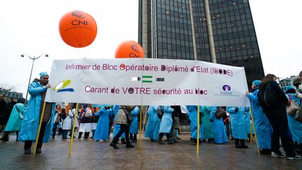 Une manifestation sur le parvis de la gare Montparnasse, à Paris, le 24 janvier 2017. (SIMON GUILLEMIN / HANS LUCAS)