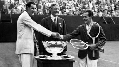 Le joueur am&eacute;ricain Bill Tilden (G) serre la main du Fran&ccedil;ais Henri Cochet, lors d'un match de Coupe Davis disput&eacute; &agrave; Germantown (Etats-Unis), en 1926. ( AFP )