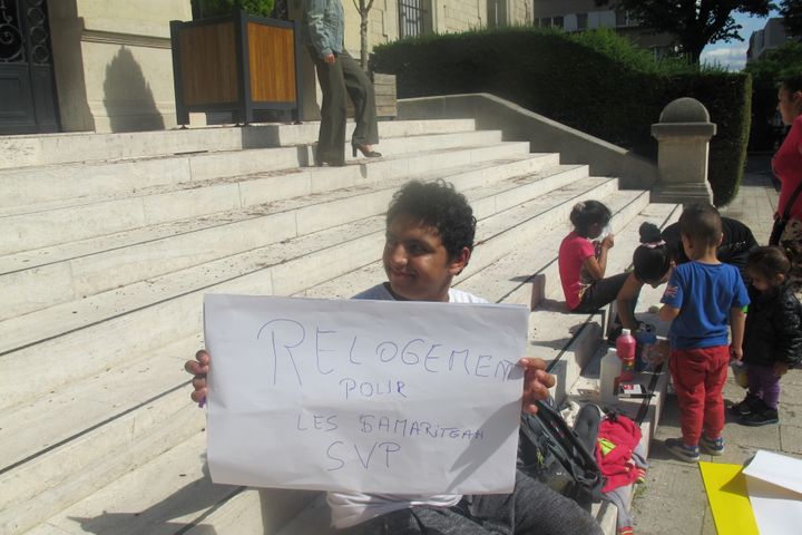 Des membres de la communaut&eacute; rom devant la mairie de La Courneuve (Seine-Saint-Denis), le 28 ao&ucirc;t 2015, demandent un relogement. (MARIE-ADELAIDE SCIGACZ / FRANCETV INFO)