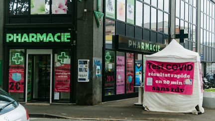 Une tente pour pratiquer des tests au Covid-19, à côté d'une pharmacie à Clermont-Ferrand (Puy-de-Dôme), le 18 octobre 2021. (ADRIEN FILLON / HANS LUCAS / AFP)