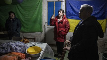 Des habitants&nbsp;de Stepnohirsk (Ukraine) réfugiés dans leur cave, le 1er novembre 2022. (METIN AKTAS / ANADOLU AGENCY)