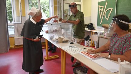 Une religieuse vote dans une école de Strasbourg le 28 juin 2020 pour le second tour des élections municipales. (FREDERICK FLORIN / AFP)