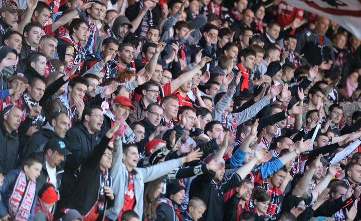 La joie des supporters de Guingamp lors de la victoire de leur &eacute;quipe face &agrave; Valenciennes, le 26 avril 2014.&nbsp; (THOMAS BREGARDIS / AFP)