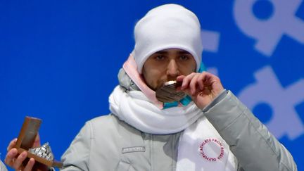 Le curleur Alexander Krushelnitsky lors de son podium olympique, le 14 février 2018 à Pyeongchang (Corée du Sud), à l'issue des épreuves mixtes de curling. (MARTIN BUREAU / AFP)