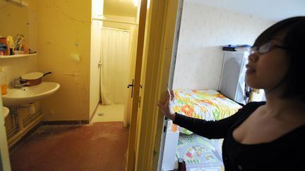 Une &eacute;tudiante fait visite son logement le 12 novembre 2008, &agrave; la r&eacute;sidence universitaire d'Antony (Hauts-de-Seine). (LIONEL BONAVENTURE / AFP)