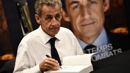 Nicolas Sarkozy lors d'une séance de dédicace, le 25 août 2023 à Arcachon. (CHRISTOPHE ARCHAMBAULT / AFP)