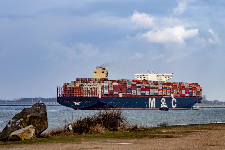 7 avril 2021. Le cargo MSC Rifaya arrive dans le port de Rotterdam, après avoir été bloqué par l'arrêt du trafic dans le canal de Suez. (ROBIN UTRECHT / ANP / AFP)