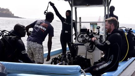 L'achéologue sous-marin Ibrahima Thiaw (tout à gauche sur la photo) fouille les eaux entre Dakar et l'île de Gorée à la recherche d'épaves de bateaux négriers (mai 2017)
 (SEYLLOU / AFP)