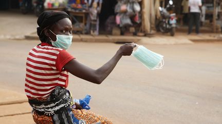 Une vendeuse ambulante dans une rue de Cotonou au Bénin. L'économie informelle représente 70% des emplois en Afrique subsaharienne.&nbsp;&nbsp; (GODONG / BSIP)