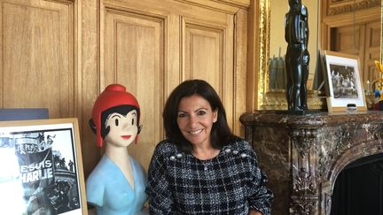 La maire de Paris Anne Hidalgo dans son bureau en septembre 2018. (NATHALIE BOURRUS / RADIO FRANCE)