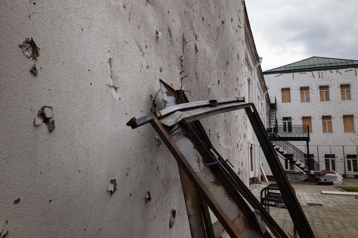 Un mur du théâtre de Mykolaïv (Ukraine) criblée d'éclats projetés lors d'un bombardement en septembre 2022. (MATHIEU DREUJOU / FRANCE TELEVISIONS)