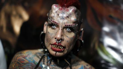 Mary Jose Cristema alias "La femme vampire" pose lors d'un salon de tatouages &agrave; Caracas (Venezuela), le 27 janvier 2012. (JORGE SILVA / REUTERS)