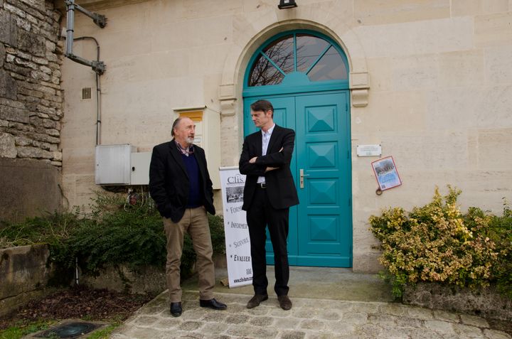 Jean-Marie Malingreau, membre du Clis, et Benoît Jaquet, son secrétaire général, le 18 février 2016 devant la permanence de Bure (Meuse). (THOMAS BAIETTO / FRANCETV INFO)