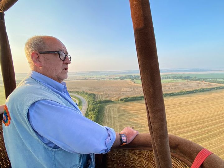 Philippe Buron Pilâtre, pilote de montgolfière, en plein vol. (BORIS LOUMAGNE / RADIO FRANCE)