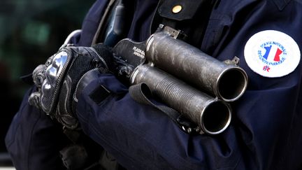 Un policier tient un flash-ball le 15 février 2016 à Reims. (FRANCOIS NASCIMBENI / AFP)