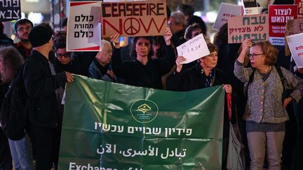 Israeli demonstrators demand a ceasefire near the Ministry of Defense in Tel Aviv, December 5, 2023. (AHMAD GHARABLI / AFP)