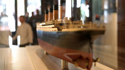 Une maquette du "Titanic" pr&eacute;sent&eacute;e &agrave; l'exposition "Titanic" &agrave; 100 ans : Mythe et m&eacute;moire, le 10 avril 2012, &agrave; New York.&nbsp; (JOHN MOORE / GETTY IMAGES NORTH AMERICA)