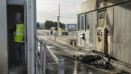 Des dégâts au péage de&nbsp;Lézignan-Corbières (Aude), le 23 décembre 2018. (IDRISS BIGOU-GILLES / HANS LUCAS / AFP)