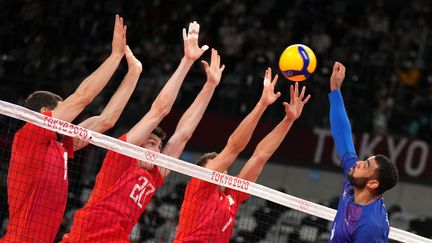 Qu'importe le bloc russe, pouvu qu'on ait l'ivresse d'un premier titre olympique ! Earvin Ngapeth et ses coéquipiers du volley ont réussi un parcours admirable aux Jeux olympiques de Tokyo pour décrocher l'or, au terme d'un tie break haletant (3-2). (VLADIMIR PESNYA / SPUTNIK)