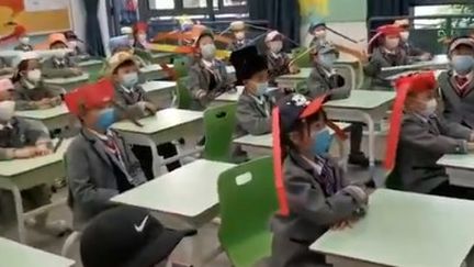 Capture d'écran d'une vidéo montrant des élèves de retour à l'école à Hangzhou (Chine), le 26 avril 2020. (PEOPLE'S DAILY CHINA)