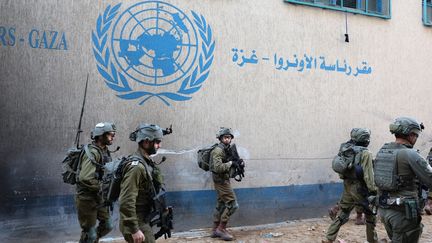 Des soldats israéliens devant un bâtiment évacué de l'UNRWA, dans la ville de Gaza, le 8 février 2024. (JACK GUEZ / AFP)