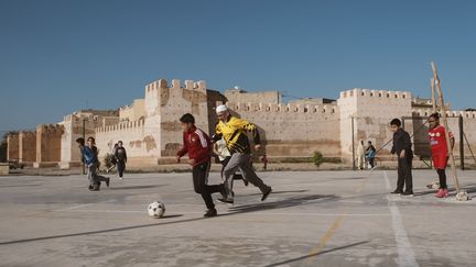 Grand-père jouant au foot avec des enfants, Taroudant, Maroc, 2018 (Joseph Ouechen)