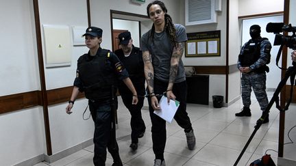 La basketteuse américaine Brittney Griner a été condamnée à neuf ans de prison en Russie pour possession et trafic de drogue à Moscou, le 4 août 2022. (KIRILL KUDRYAVTSEV / AFP)