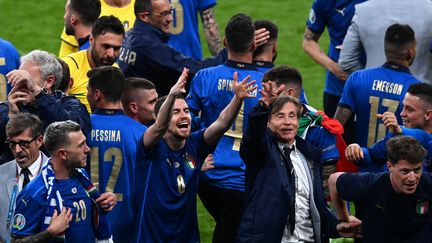 Les joueurs italiens célèbrent leur victoire en finale de l'Euro 2020, au stade de Wembley à Londres (Royaume-Uni), le 11 juillet 2021. (FACUNDO ARRIZABALAGA / POOL / AFP)